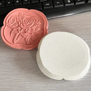 Macro di uno stampo in resina siliconica rosa e prodotto finito con rose in rilievo