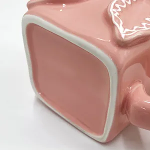 Macro della tazza in ceramica rosa con base smaltata e dettaglio a motivo ondulato