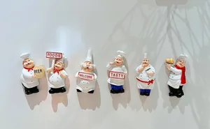 Détail de six figurines de chef 3D en résine avec menus et aimants de baril de bière