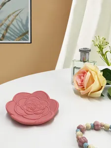 Vista dettagliata del vassoio in resina di camelia rosa per gioielli e set fotografici