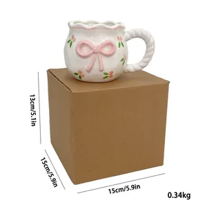 Detailansicht der Keramiktasse mit Schleife und Verpackung, Maße 15x15x13cm, Gewicht 0,34kg