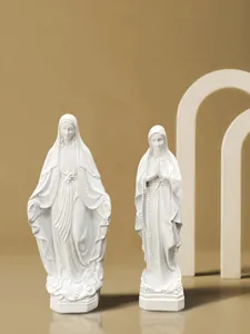 Dettaglio di due statue della Vergine Maria in resina bianca con base esagonale