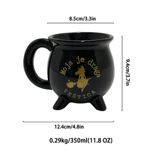 Detaillierte Maße der schwarzen Keramik-Hexenkessel-Tasse mit goldenem Besen-Design