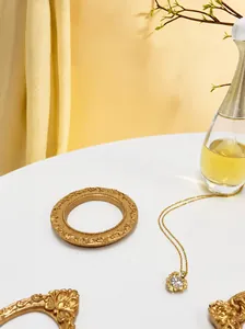 Detailopname van mini gouden vintage reliëflijsten gebruikt als sieraden props