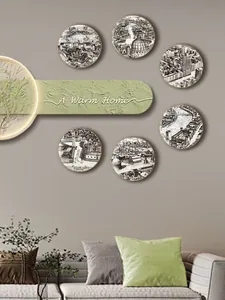 Dettaglio di 6 piatti decorativi da parete in ceramica con schizzi di architettura italiana