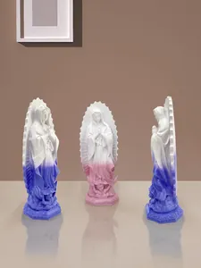 Dettaglio di statue della Vergine Maria in resina con posa di preghiera e angeli
