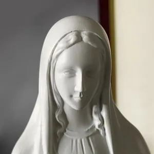 Dettaglio ravvicinato della testa della statua della Vergine Maria in resina bianca
