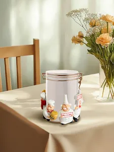 Détail d'un pot de stockage en céramique avec figurines de chef 3D et couvercle en métal