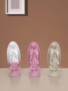 Dettaglio di tre statue della Vergine di Guadalupe in resina rosa e beige con angelo