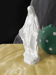 Dettaglio della statuetta della Vergine Maria in resina con texture e base a nuvola