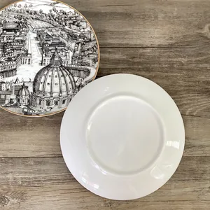 Dettaglio di piatti in ceramica con architettura italiana e bordi dorati eleganti