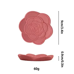 Dettaglio macro del vassoio a rosa in resina rosa con diametro 9 cm e spessore