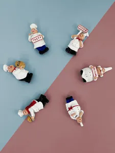 Détail de six aimants de cuisine 3D en résine avec divers panneaux de menu de chef