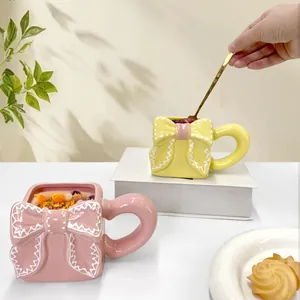 Creativa Tazza da Caffè in Ceramica Con Fiocco 3D Manico a Cuore Tazza da Tè in Porcellana Carina per Tè Pomeridiano Regalo