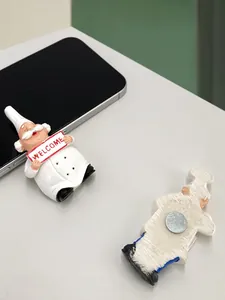 Détail d'un aimant de frigo chef 3D avec signe Welcome et support magnétique en résine