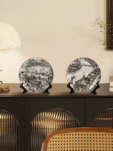 Dettaglio di due piatti in ceramica b/n con architettura urbana di città italiane