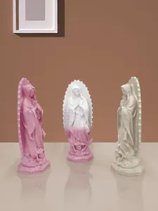 Dettaglio delle statue in resina della Vergine di Guadalupe con drappeggi e rilievi