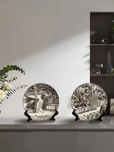 Incisioni dettagliate di Venezia e Milano su piatti decorativi in ceramica bianca