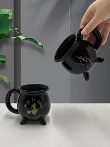 Detailansicht der schwarzen Hexenkessel-Tasse aus Keramik mit Goldaufdruck und Hexenmotiv