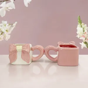 Simpatiche tazze in ceramica con manici a cuore e design creativo con fiocco rosa