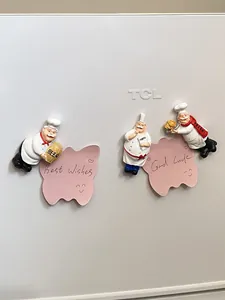 Vue détaillée d'aimants de frigo chef en résine 3D avec clips mémo sur fond blanc