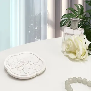 Vassoio minimalista in resina bianca con rilievo di rosa 3D per gioielli e oggetti di scena