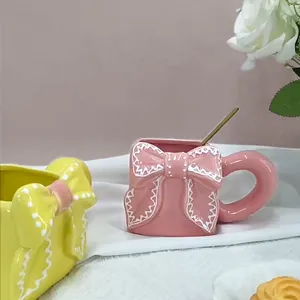 Set di tazze da caffè in ceramica con fiocco 3D rosa e giallo con cucchiaio in metallo
