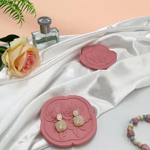 Vassoio per gioielli in resina con orecchini di perle su piatto decorativo a fiori