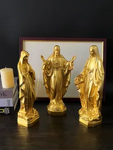 Primo piano dettagliato di figurine religiose dorate con fini trame in resina