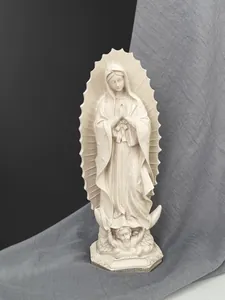 Dettaglio della statua della Madonna di Guadalupe in resina con vesti e raggi finemente incisi