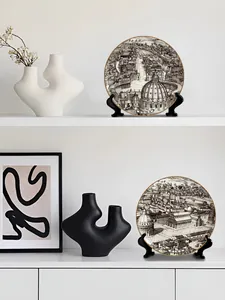 Dettaglio di piatti decorativi in ceramica stile italiano Roma e Pisa con bordo oro