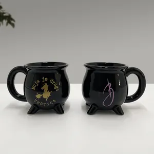 Hexenkessel-Becher aus schwarzer Keramik mit goldener Hexe auf Besen und Schriftzug