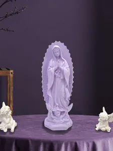 Dettaglio macro della statua in resina della Vergine di Guadalupe lilla con incisioni fini