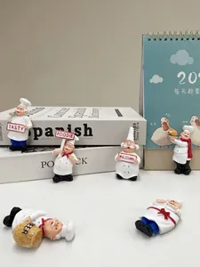 Détail de magnets 3D en résine montrant des figurines de chef cuisinier créatives