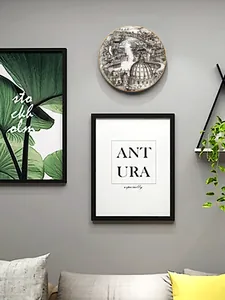 Dettaglio di un piatto decorativo in ceramica con schizzo di Roma su parete grigia