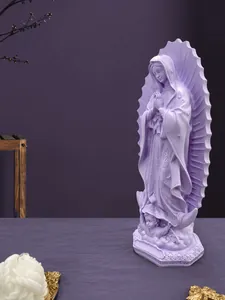 Dettaglio della statua della Madonna di Guadalupe in resina lilla con alone raggiante
