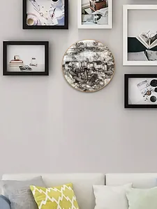 Dettaglio del piatto decorativo in ceramica con schizzo di Genova in bianco e nero e bordo oro