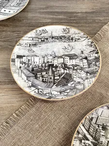 Dettaglio dell'architettura di Genova dipinta su piatto ceramico con bordo oro