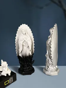 Dettaglio delle statue della Madonna di Guadalupe in nero sfumato e finitura argento