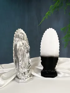 Dettaglio delle statue della Vergine Maria in argento e nero su elegante raso bianco