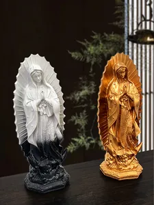 Dettaglio di statue della Madonna di Guadalupe in resina con finiture pietra e oro