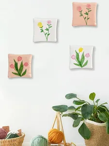 Dettaglio di sottobicchieri quadrati in resina con rose e tulipani dipinti a mano