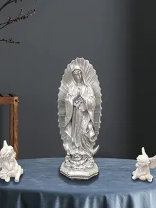 Vista dettagliata della statua argentata della Madonna di Guadalupe con base angelo