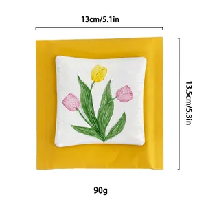 Vista dettagliata del sottobicchiere quadrato in resina tulipano con dimensioni 13cm e 90g