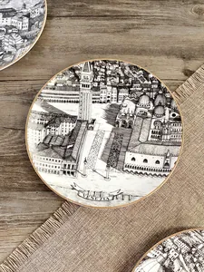 Dettaglio del piatto in ceramica da 8 pollici con schizzo di Venezia e bordo dorato