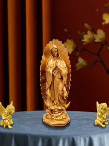 Statua dorata della Vergine di Guadalupe con base angelo su velluto blu