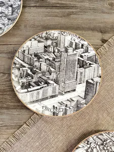 Schizzo dettagliato della città di Milano su un piatto decorativo in ceramica bianca