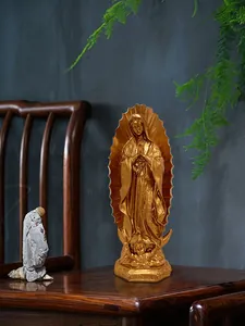 Dettaglio della statua dorata della Madonna di Guadalupe con base ornata di angeli