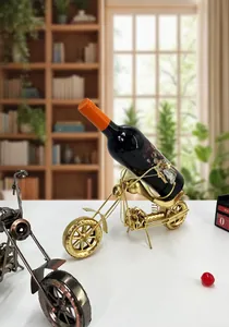 Detail van gouden motorfiets wijnrek met gegalvaniseerde metalen afwerking