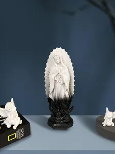 Dettaglio statua di Maria in resina con finitura sfumata bianco-nero per arredo interni
